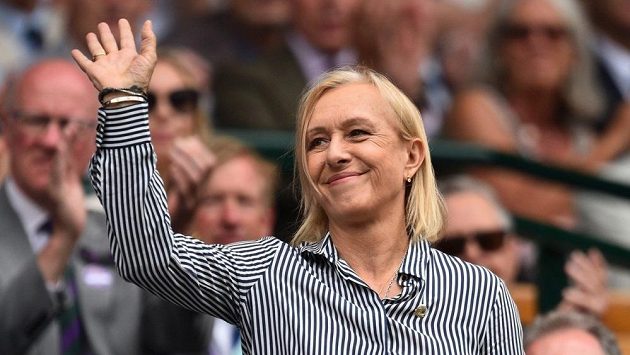 Legendární tenistka Martina Navrátilová zdraví publikum v All England Clubu. Legendární tenistka Martina Navrátilová zdraví publikum v All England Clubu.