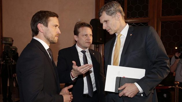Jiří Kejval (vpravo) řeší přípravy na OH se sportovním ředitelem Martinem Doktorem a generálním sekretářem ČOV Petrem Graclíkem (vlevo). Jiří Kejval (vpravo) řeší přípravy na OH se sportovním ředitelem Martinem Doktorem a generálním sekretářem ČOV Petrem Graclíkem (vlevo).