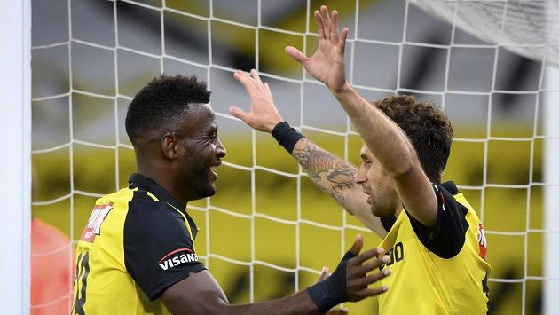 Jean-Pierre Nsame (vlevo), kanonýr Young Boys Bern, a Miralem Sulejmani se radují z gólu v utkání proti Klaksviku. Jean-Pierre Nsame (vlevo), kanonýr Young Boys Bern, a Miralem Sulejmani se radují z gólu v utkání proti Klaksviku.