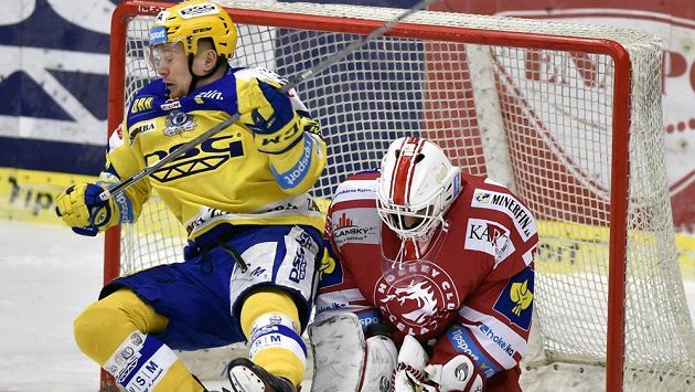 Zlínský Pavel Kubiš před brankářem Peterem Hamerlíkem z Třince. Zlínský Pavel Kubiš před brankářem Peterem Hamerlíkem z Třince.