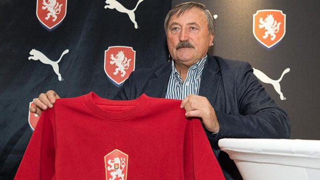 Fotbalová legenda Antonín Panenka s dresem z ME v Bělehradu 1976 během představení nového oblečení reprezentace. Fotbalová legenda Antonín Panenka s dresem z ME v Bělehradu 1976 během představení nového oblečení reprezentace.