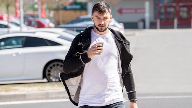 Jakub Kovář přichází na sraz hokejové reprezentace. Jakub Kovář přichází na sraz hokejové reprezentace.