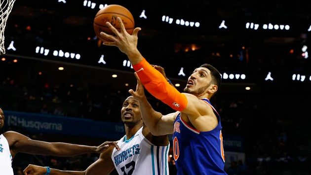 Enes Kanter (vpravo) z New York Knicks při utkání s Charlotte Hornets. Enes Kanter (vpravo) z New York Knicks při utkání s Charlotte Hornets.