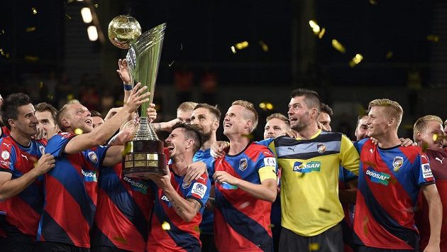 Fotbalisté Viktorie Plzeň oslavují vítězství v Superpoháru nad Libercem. Fotbalisté Viktorie Plzeň oslavují vítězství v Superpoháru nad Libercem.