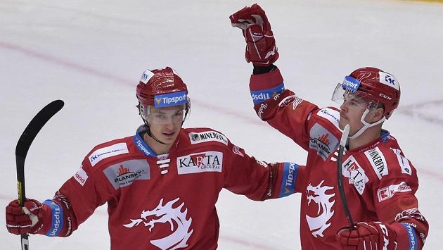 Hokejisté Třince (zleva) Lukáš Jašek a Aron Chmielewski se radují z gólu. Hokejisté Třince (zleva) Lukáš Jašek a Aron Chmielewski se radují z gólu.
