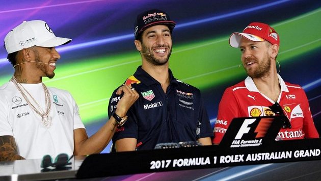 Lewis Hamilton (vlevo), Daniel Ricciardo a Sebastian Vettel (vpravo). Lewis Hamilton (vlevo), Daniel Ricciardo a Sebastian Vettel (vpravo).