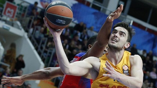 Basketbalista Barcelony Tomáš Satoranský v zápase s CSKA Moskva. Basketbalista Barcelony Tomáš Satoranský v zápase s CSKA Moskva.