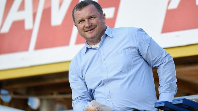 Trenér reprezentace Pavel Vrba. Trenér reprezentace Pavel Vrba.