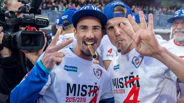 Milan Petržela (vlevo) a David Limberský oslavují zisk posledního titulu. S Plzní teď mají na dosah další. Milan Petržela (vlevo) a David Limberský oslavují zisk posledního titulu. S Plzní teď mají na dosah další.