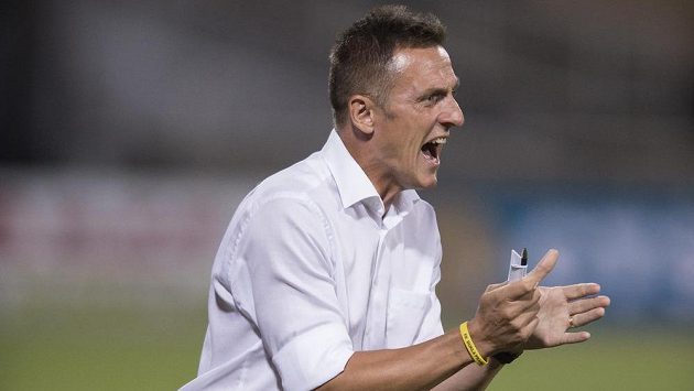 Trenér Luboš Kozel v akci. Trenér Luboš Kozel v akci.