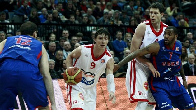 Nymburský basketbalista Jiří Welsch (uprostřed) během zápasu s moskevským CSKA (ilustrační foto). Nymburský basketbalista Jiří Welsch (uprostřed) během zápasu s moskevským CSKA (ilustrační foto).