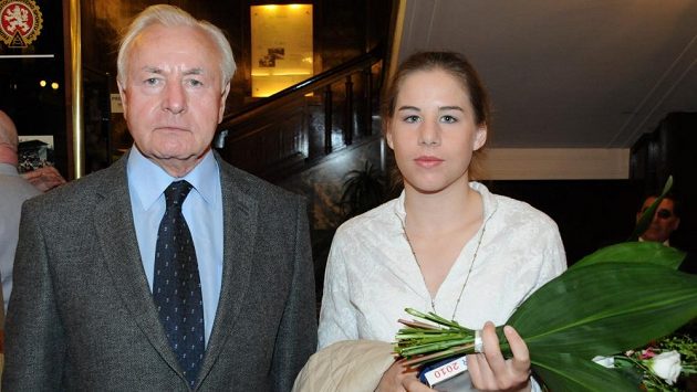 Jan Klapáč s vnučkou Ester Ledeckou na snímku z roku 2011. Jan Klapáč s vnučkou Ester Ledeckou na snímku z roku 2011.