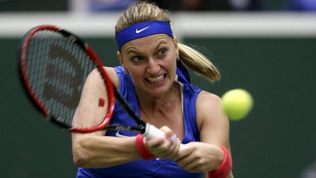 Petra Kvitová během utkání s Francouzkou Mladenovicovou v semifinále Fed Cupu. Petra Kvitová během utkání s Francouzkou Mladenovicovou v semifinále Fed Cupu.