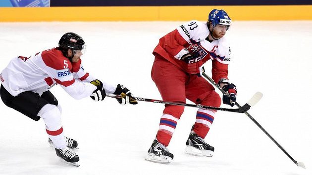 Jakub Voráček (vpravo) a Rakušan Thomas Raffl během utkání MS v Praze. Jakub Voráček (vpravo) a Rakušan Thomas Raffl během utkání MS v Praze.
