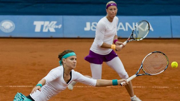 České tenistky Andrea Hlaváčková (vpravo) a Lucie Šafářová během finále čtyřhry na turnaji kategorie ITF Sparta Prague Open. České tenistky Andrea Hlaváčková (vpravo) a Lucie Šafářová během finále čtyřhry na turnaji kategorie ITF Sparta Prague Open.