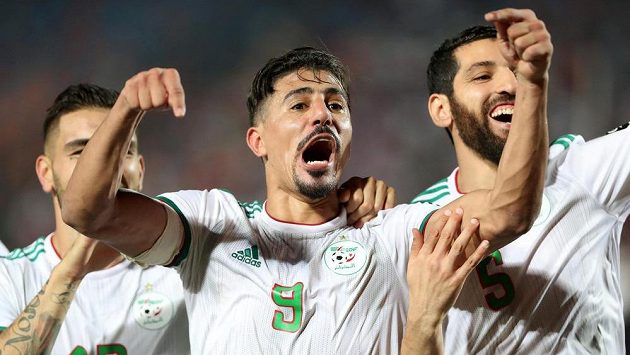 Střelec vítězné trefy Baghdád Búnidžá (uprostřed) oslavuje se spoluhráči z alžírské reprezentace triumf na africkém šampionátu. Střelec vítězné trefy Baghdád Búnidžá (uprostřed) oslavuje se spoluhráči z alžírské reprezentace triumf na africkém šampionátu.