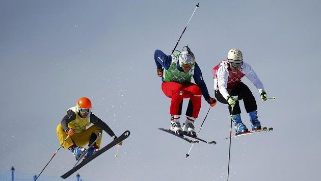 Český skikrosař Tomáš Kraus v osmifinálové jízdě na olympiádě v Soči. Vlevo Němec Florian Eigler, vpravo Slovinec Filip Flišar. Český skikrosař Tomáš Kraus v osmifinálové jízdě na olympiádě v Soči. Vlevo Němec Florian Eigler, vpravo Slovinec Filip Flišar.