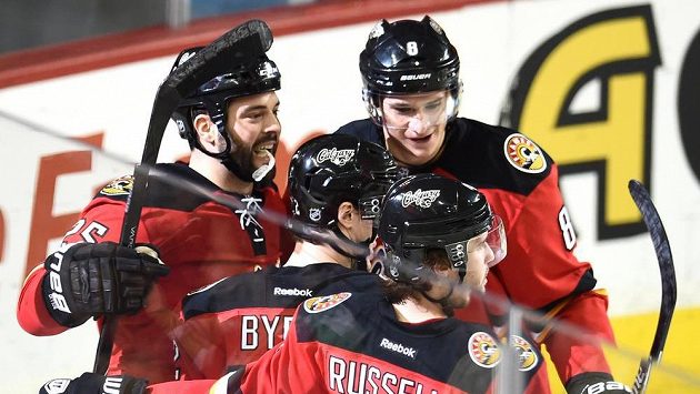 Hokejisté Calgary se radují z gólu proti Winnipegu Hokejisté Calgary se radují z gólu proti Winnipegu