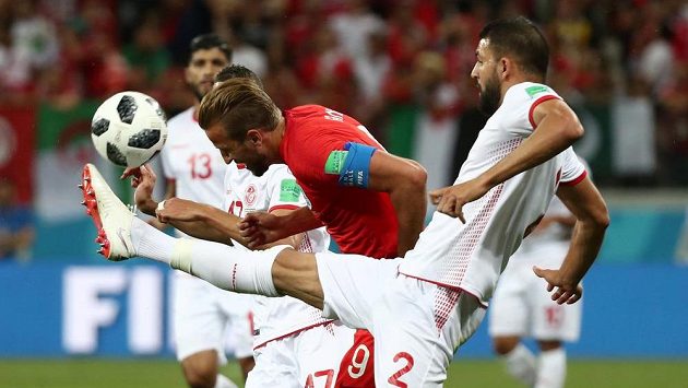 Anglický snajpr Harry Kane se probíjí tuniskou obranou. Anglický snajpr Harry Kane se probíjí tuniskou obranou.