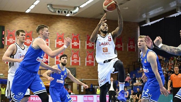 Čtvrtfinále play off ligy basketbalistů Nymburk - USK Praha. S míčem Bracey Wright z Nymburku. Čtvrtfinále play off ligy basketbalistů Nymburk - USK Praha. S míčem Bracey Wright z Nymburku.