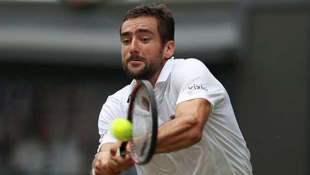 Chorvat Marin Čilič při finále Wimbledonu se Švýcarem Rogerem Federerem. Chorvat Marin Čilič při finále Wimbledonu se Švýcarem Rogerem Federerem.