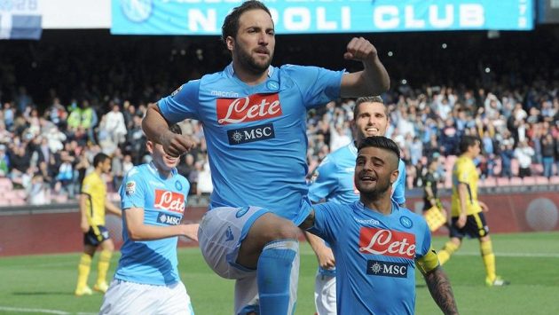Gonzalo Higuaín (uprostřed) slaví se spoluhráči z Neapole svoji trefu v ligovém duelu s Laziem Řím. Gonzalo Higuaín (uprostřed) slaví se spoluhráči z Neapole svoji trefu v ligovém duelu s Laziem Řím.