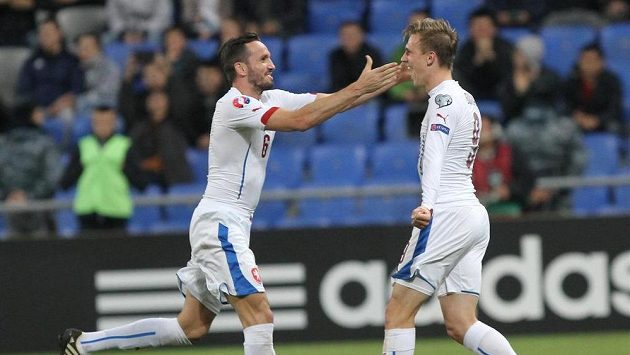 Tomáš Sivok (vlevo) gratuluje střelci Bořku Dočkalovi ke gólu v utkání proti Kazachstánu. Tomáš Sivok (vlevo) gratuluje střelci Bořku Dočkalovi ke gólu v utkání proti Kazachstánu.