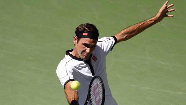 Švýcar Roger Federer při utkání s Danielem Evansem. Švýcar Roger Federer při utkání s Danielem Evansem.