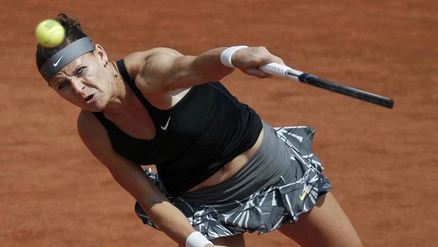 Lucie Šafářová podává v utkání proti Aně Ivanovičové ze Srbska. Lucie Šafářová podává v utkání proti Aně Ivanovičové ze Srbska.