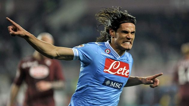 Útočník Neapole Edinson Cavani se raduje z gólu, který vstřelil Turínu. Útočník Neapole Edinson Cavani se raduje z gólu, který vstřelil Turínu.