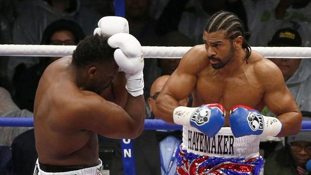 David Haye (vpravo) během zápasu s Dereckem Chisorou. David Haye (vpravo) během zápasu s Dereckem Chisorou.