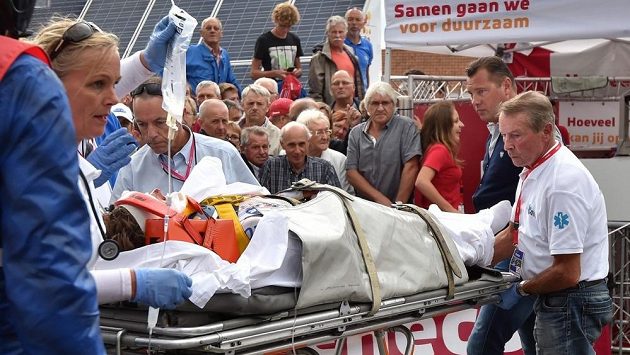 Cyklista Zdeněk Štybar v péči lékařů po těžkém pádu na závodě Eneco Tour. Cyklista Zdeněk Štybar v péči lékařů po těžkém pádu na závodě Eneco Tour.