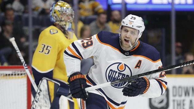 Německý útočník Edmontonu Oilers Leon Draisaitl (29) slaví gól během utkání NHL. Německý útočník Edmontonu Oilers Leon Draisaitl (29) slaví gól během utkání NHL.