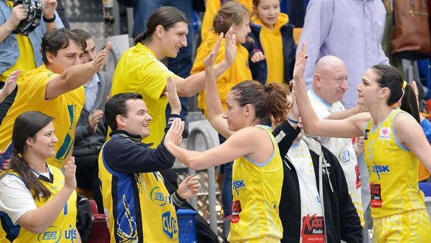 Zprava vpředu Sonja Petrovičová a Laia Palauová z USK Praha slaví s fanoušky výhru nad francouzským Montpellier. Zprava vpředu Sonja Petrovičová a Laia Palauová z USK Praha slaví s fanoušky výhru nad francouzským Montpellier.