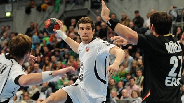 Český reprezentant Ondřej Zdráhala (uprostřed) při střeleckém pokusu v přípravném utkání s Německem. Český reprezentant Ondřej Zdráhala (uprostřed) při střeleckém pokusu v přípravném utkání s Německem.