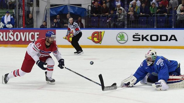 Český reprezentant Michal Řepík a brankář Kazachstánu Vitalij Kolesnik na nedávném MS. Český reprezentant Michal Řepík a brankář Kazachstánu Vitalij Kolesnik na nedávném MS.