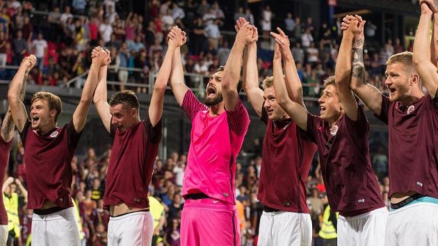 Fotbalisté Sparty (zleva): Matěj Pulkrab, Ondřej Zahustel Tomáš Koubek, Jakub Brabec, Michal Sáček a Ondřej Mazuch oslavují vítězství a postup po utkání play off Evropské ligy se Sönderjyske. Fotbalisté Sparty (zleva): Matěj Pulkrab, Ondřej Zahustel Tomáš Koubek, Jakub Brabec, Michal Sáček a Ondřej Mazuch oslavují vítězství a postup po utkání play off Evropské ligy se Sönderjyske.