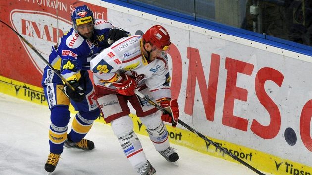 Radim Tesařík ze Zlína (vlevo) brání třineckého Václava Varaďu. Radim Tesařík ze Zlína (vlevo) brání třineckého Václava Varaďu.