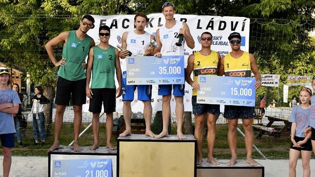 Plážoví volejbalisté Perušič se Schweinerem porazili v Praze v Beachklubu Ládví brazilskou dvojici a vyhráli Mentholka Super Cup. Plážoví volejbalisté Perušič se Schweinerem porazili v Praze v Beachklubu Ládví brazilskou dvojici a vyhráli Mentholka Super Cup.