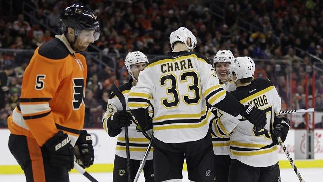 Hokejisté Bostonu Torey Krug (47), David Pastrňák (88), Zdeno Chára (33) a David Krejčí (46) oslavují gól druhého jmenovaného v utkání proti Philadelphii. Hokejisté Bostonu Torey Krug (47), David Pastrňák (88), Zdeno Chára (33) a David Krejčí (46) oslavují gól druhého jmenovaného v utkání proti Philadelphii.