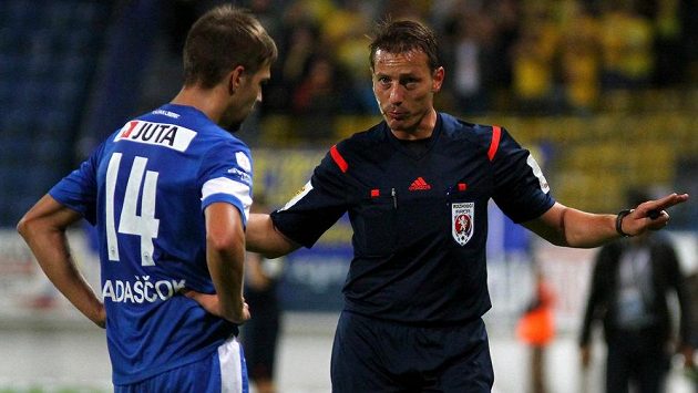 Hlavní rozhodčí Hrubeš uklidňuje libereckého útočníka Vojtěcha Hadaščoka v utkání proti Teplicím. Hlavní rozhodčí Hrubeš uklidňuje libereckého útočníka Vojtěcha Hadaščoka v utkání proti Teplicím.
