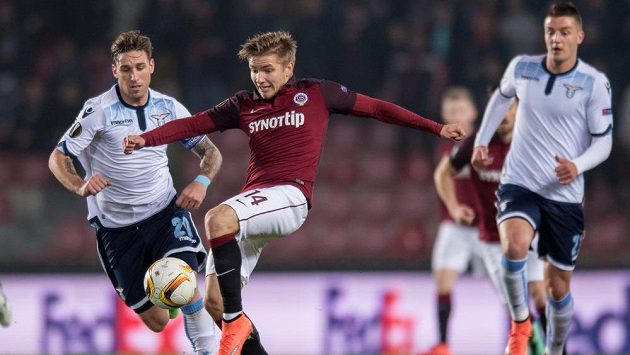 Martina Frýdka ze Sparty Praha (uprostřed) stíhá Lugas Biglia z Lazia Řím. Martina Frýdka ze Sparty Praha (uprostřed) stíhá Lugas Biglia z Lazia Řím.