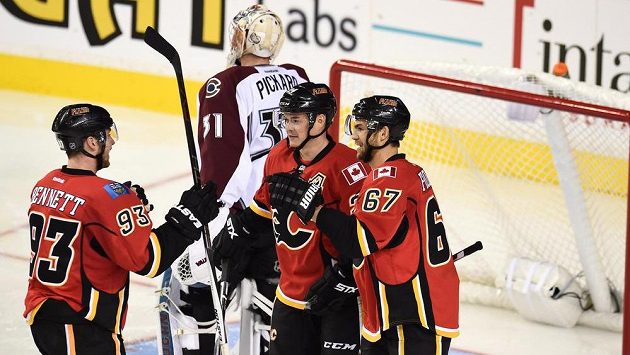 Jiří Hudler (24) a jeho spoluhráči z Calgary Michael Frolík (67) se Samem Bennettem (93) se radují z výhry nad Coloradem Avalanche. Jiří Hudler (24) a jeho spoluhráči z Calgary Michael Frolík (67) se Samem Bennettem (93) se radují z výhry nad Coloradem Avalanche.