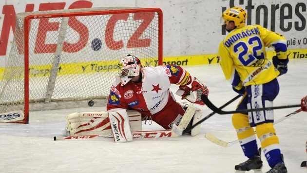 Brankář Slavie Adam Svoboda inkasuje gól od Jiřího Ondráčka ze Zlína. Brankář Slavie Adam Svoboda inkasuje gól od Jiřího Ondráčka ze Zlína.