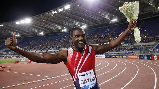Americký sprinter Justin Gatlin slaví vítězství v závodě na 100 metrů na mítinku Diamantové ligy v Římě. Americký sprinter Justin Gatlin slaví vítězství v závodě na 100 metrů na mítinku Diamantové ligy v Římě.