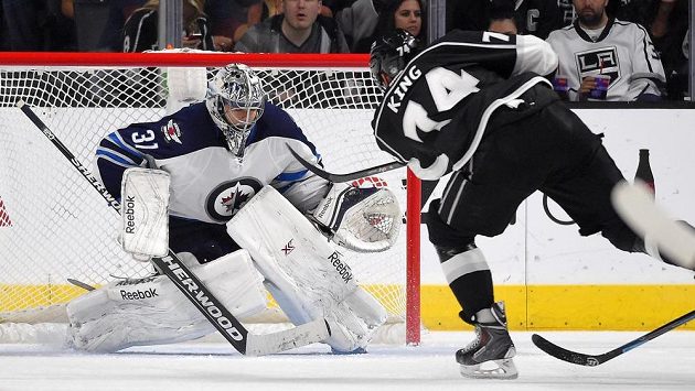 Ondřej Pavelec v brance Winnipegu kryje střelu Dwighta Kinga z Los Angeles. Ondřej Pavelec v brance Winnipegu kryje střelu Dwighta Kinga z Los Angeles.