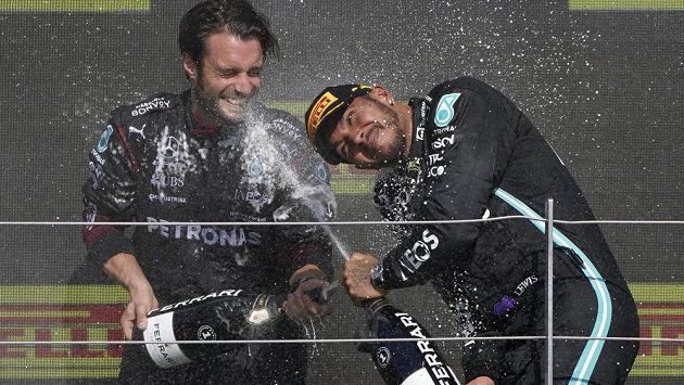 Za neuctivé a nesportovní označil nizozemský jezdec Max Verstappen vítězné oslavy Lewise Hamiltona po Velké ceně Británie Za neuctivé a nesportovní označil nizozemský jezdec Max Verstappen vítězné oslavy Lewise Hamiltona po Velké ceně Británie