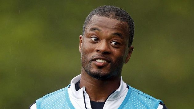 Zkušený Patrice Evra během příprav francouzské reprezentace na blížící se MS ve slavné líhni talentů v Clairefontaine nedaleko Paříže. Zkušený Patrice Evra během příprav francouzské reprezentace na blížící se MS ve slavné líhni talentů v Clairefontaine nedaleko Paříže.
