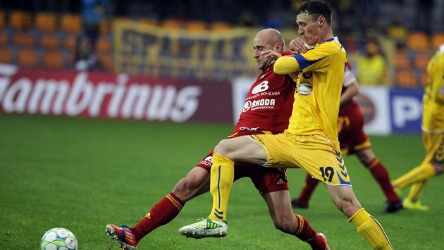 Obránce Dukly Jan Vorel (vlevo) a jihlavský útočník Arnold Šimonek v utkání 26. kola Gambrinus ligy. Obránce Dukly Jan Vorel (vlevo) a jihlavský útočník Arnold Šimonek v utkání 26. kola Gambrinus ligy.