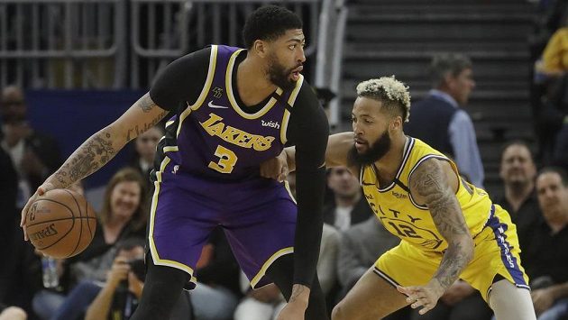 Anthony Davis (3) z LA Lakers a Ky Bowman (12) z Golden State Warriors. Anthony Davis (3) z LA Lakers a Ky Bowman (12) z Golden State Warriors.